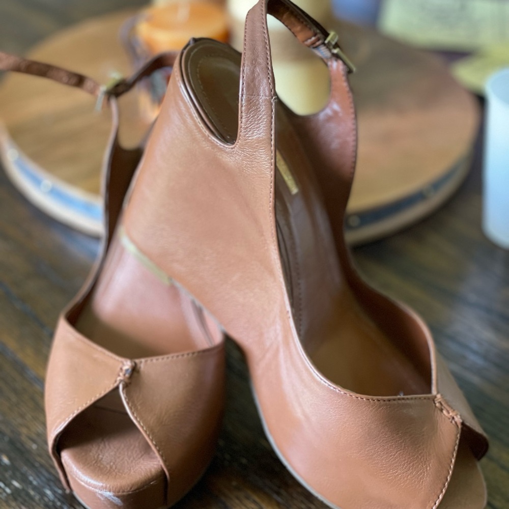 BCBG wedge